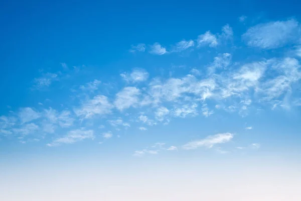 Blå himmel och vita moln — Stockfoto