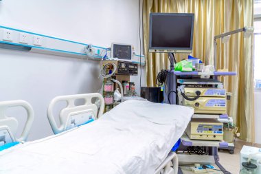 Hastane koğuşunda hemodiyaliz makinesi.