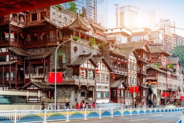 Çin Chongqing geleneksel evler stilts üzerinde
