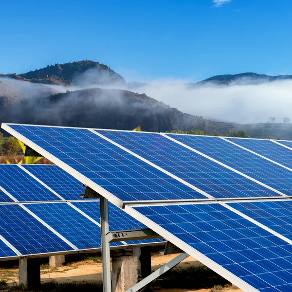 Солнечные батареи в горах — стоковое фото