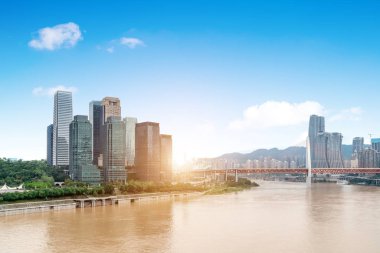 Nehrin her iki kıyısındaki şehir manzarası, Chongqing, Çin.