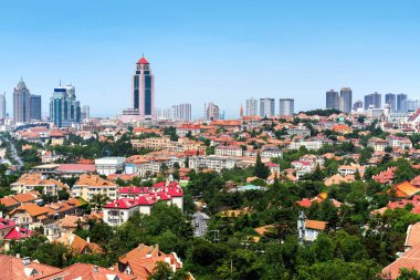 Kuş bakışı kırmızı çatılar ve şehir manzarası, Qingdao, Çin.