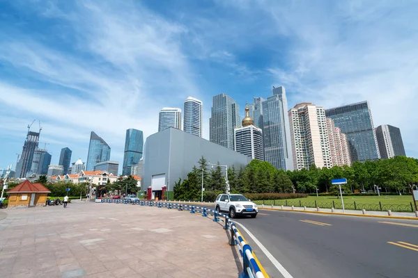 Vista Calle Qingdao China Carreteras Edificios Altos Bajo Cielo Azul —  Fotos de Stock