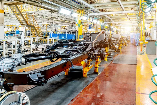 Linha Produção Carro Trabalhadores Qualificados Estão Trabalhando Tenso — Fotografia de Stock