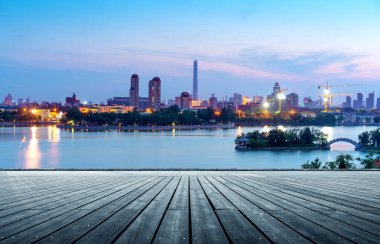 Çin antik mimarisi göl kenarında, Tianjin, Çin.