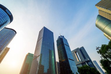 Gökyüzünde modern gökdelenler, Qianjiang Yeni Şehir, Hangzhou, Çin.
