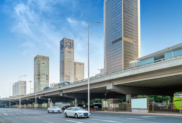 中央商务区的街道和汽车 中国北京 — 图库照片