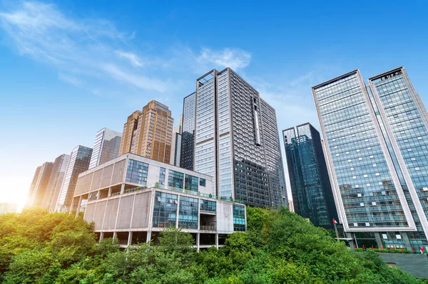 Vista Inferior Dos Arranha Céus Modernos Distrito Negócios Contra Céu — Fotografia de Stock
