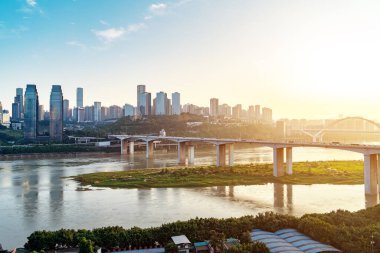 Yangtze Nehri boyunca binalar ve köprüler, dağ şehri Chongqing..