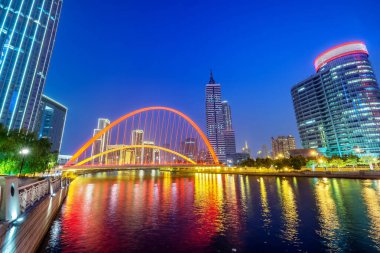 Haihe nehri ile ışıklı şehir rıhtım şehir silueti, Tianjin, Çin.