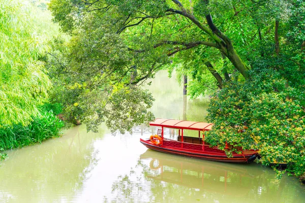 Ruhiger See Und Rotes Boot Schlanke Seenlandschaft Yangzhou China — Stockfoto