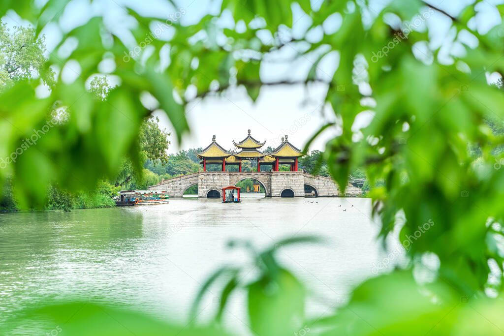 Wuting Bridge, also known as the Lotus Bridge, is a famous ancient building in the Slender West Lake in Yangzhou, China.Translation: