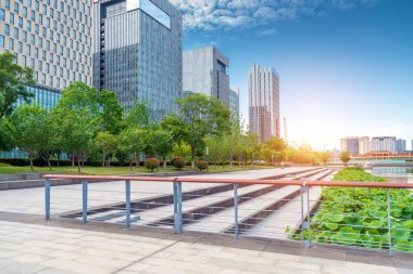 Şehir meydanı ve modern gökdelenler, Ninbo, Çin.