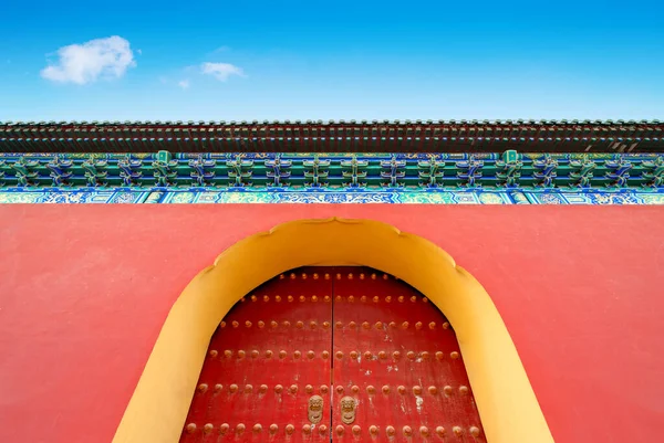 Una Puerta Roja Con Decoración China Templo Del Cielo Beijing —  Fotos de Stock