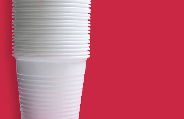 Vasos Desechables Plástico Sobre Fondo Rojo Primer Plano —  Fotos de Stock