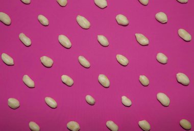 Pembe arka planda yer fıstığı deseni, üst görünüm