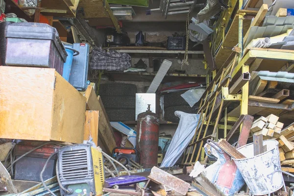 Großes Chaos in einer überfüllten Vorstadtgarage. — Stockfoto