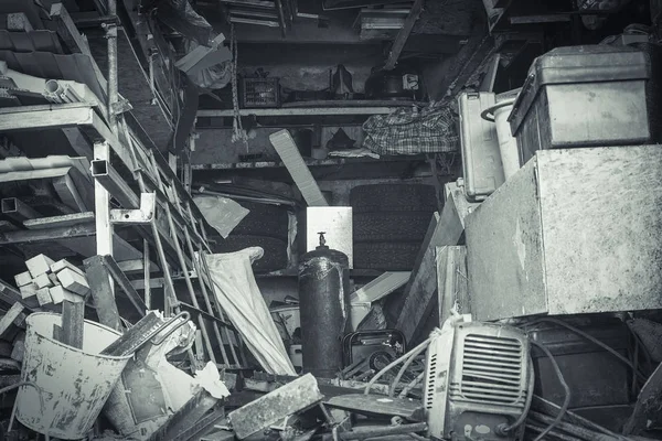 Banliyö garajında büyük bir karmaşa.