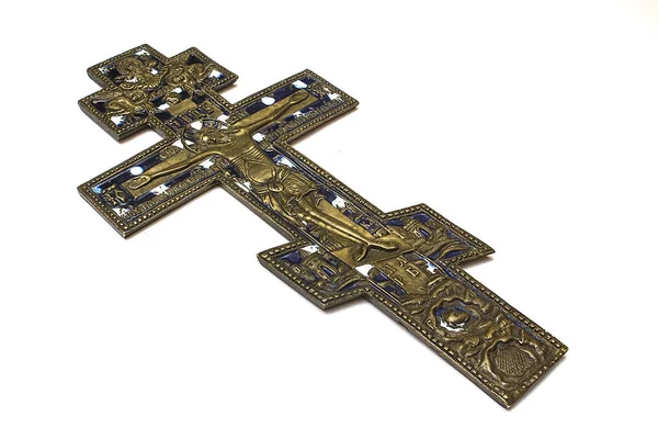 Krzyż na białym tle na białym tle stary prawosławny miedzi — Zdjęcie stockowe