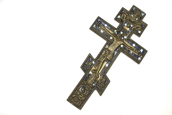 Croix vieux cuivre orthodoxe sur fond blanc isolé — Photo