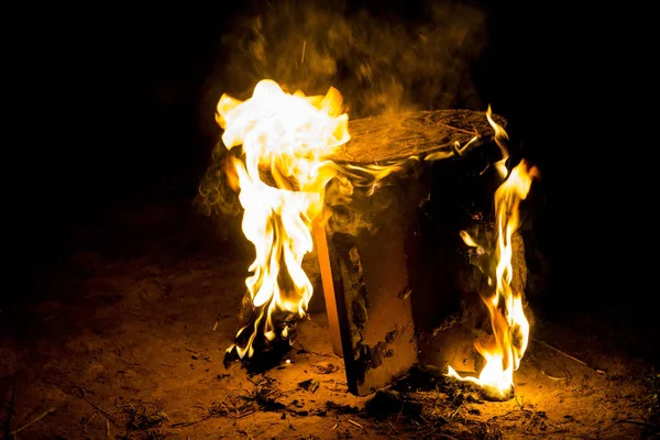 Foto de primer plano de la quema de muebles de madera en una gran hoguera —  Fotos de Stock