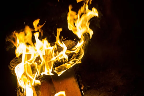 Photo rapprochée de la combustion de meubles en bois dans un grand feu de joie — Photo