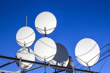 Mavi gökyüzü ile uydu çanak antenler. Uydu çanak antenler