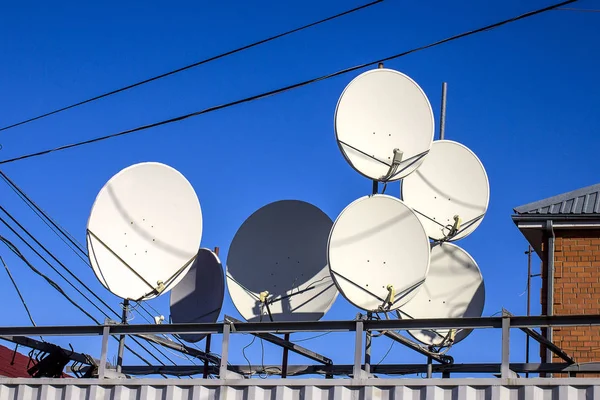Mavi gökyüzü ile uydu çanak antenler. Uydu çanak antenler