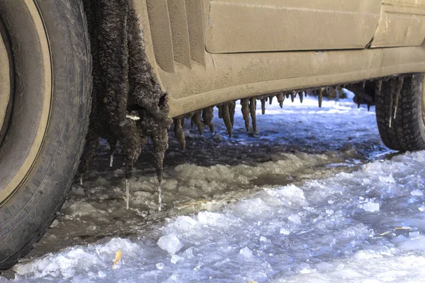 Экстремальная зимняя серия. Машина во льду. Ледяные сосульки на колесной арке — стоковое фото