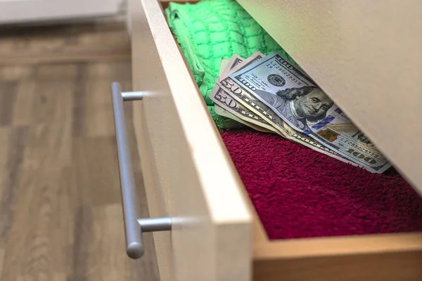 Komodinin içinde sakladığın için para