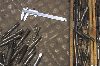 Kaliper kalibre Kalibratör beton sahada bir kutu içinde