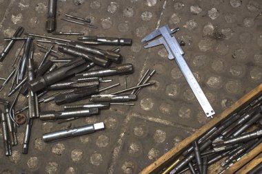 Kaliper kalibre Kalibratör beton sahada bir kutu içinde