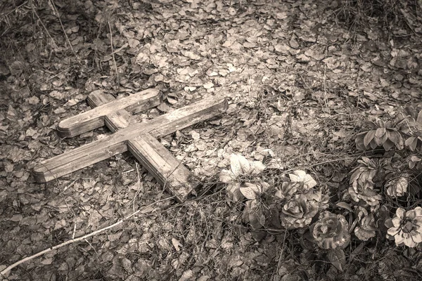 Staré zničené kříž na hrobě v starověkého pohřebiště — Stock fotografie