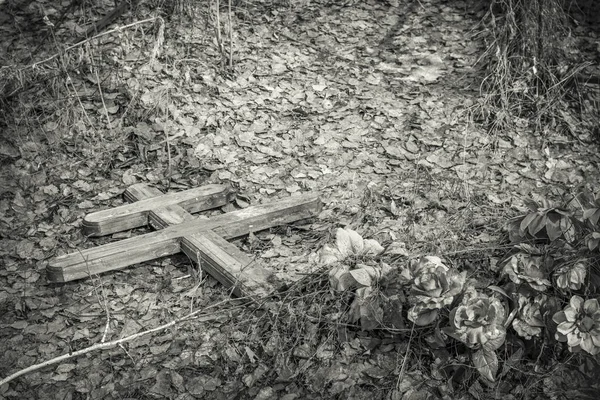 Old destroyed cross over the grave in the ancient cemetery — Stock Photo, Image