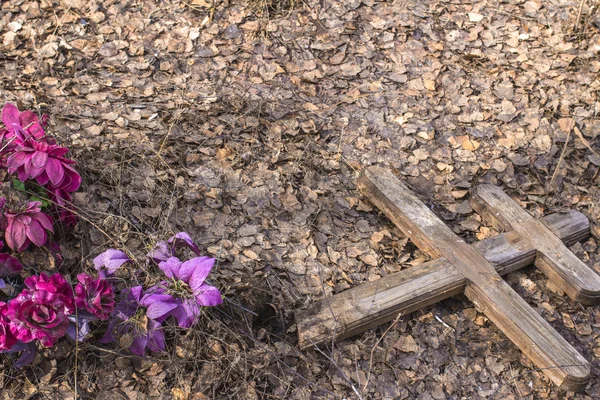 Stary zniszczony krzyż nad grobem na cmentarzu starożytnych — Zdjęcie stockowe