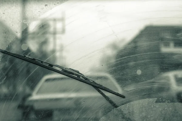 Araba, sezon yağmur içinde cam silecekleri.