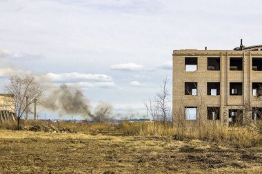 terk edilmiş fabrikası salonu sonbaharda fotoğrafı