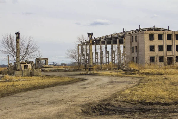 Boutique abandonnée photographiée en automne — Photo