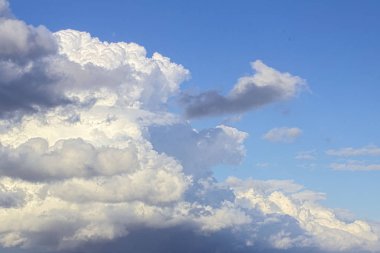 Fırtınalı bulutlu dramatik gökyüzü