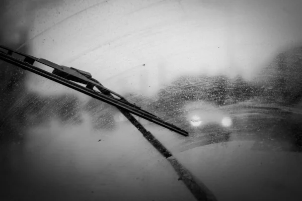 Auto stěrače v období dešťů, černobílé foto vtip — Stock fotografie