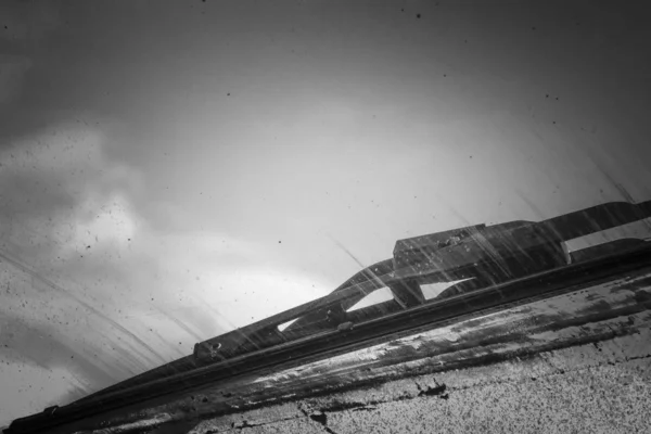 Autó ablaktörlők esős évszakban, fekete-fehér fotó szellemes — Stock Fotó