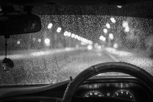 Limpadores de pára-brisas carro na estação chuvosa, preto e branco foto sagacidade — Fotografia de Stock
