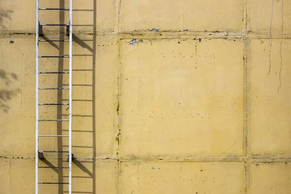 Escaleras viejas en blanco pared amarilla — Foto de Stock