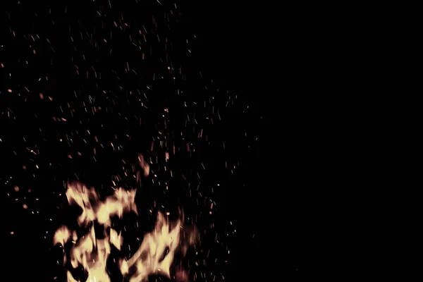 Bonfire gnista i den mörka himlen i natt, grunt fokus — Stockfoto