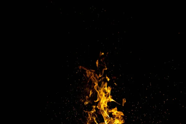 Lagerfeuerfunke am dunklen Himmel in der Nacht, flacher Fokus — Stockfoto