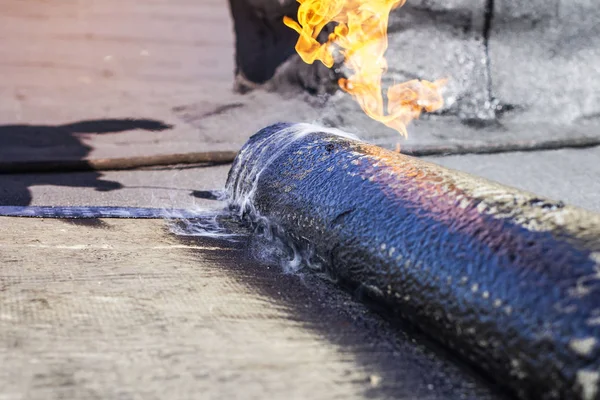 Επιδιόρθωση στέγης bitumen με ρολό επιφανειοδραστικό υλικό με φωτιά ga — Φωτογραφία Αρχείου
