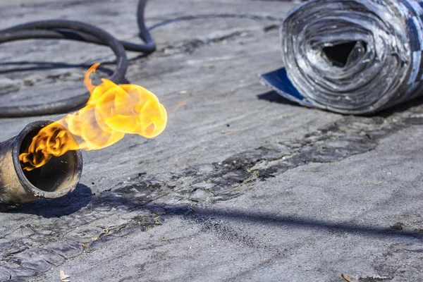 Reparatie van bitumen dak met roll oppervlakte materiaal met vuur ga — Stockfoto