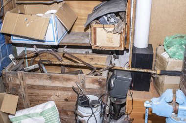 İstifçi deposu dağınık ve dağınık.