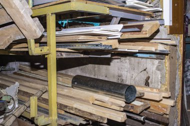 İstifçi deposu dağınık ve dağınık.