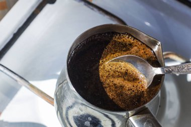 Barista bakır türk sıcak lezzetli içecek hazırlama, kaynar su 